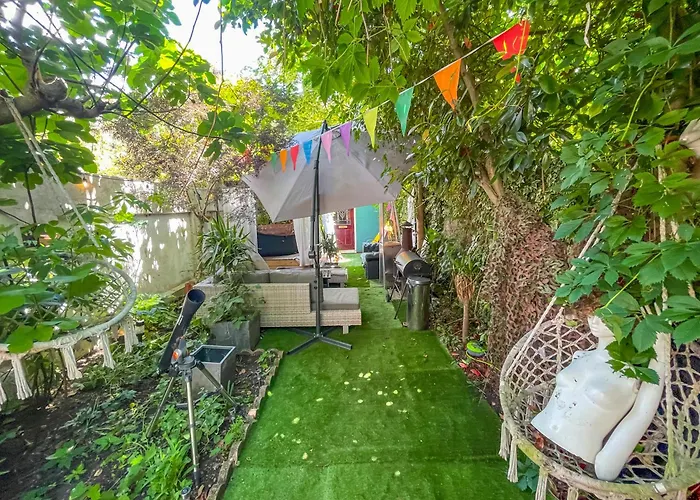 Double Room W/Projector & Garden Hot Tub